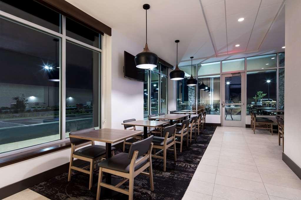 Hyatt Place Delano Restaurant photo